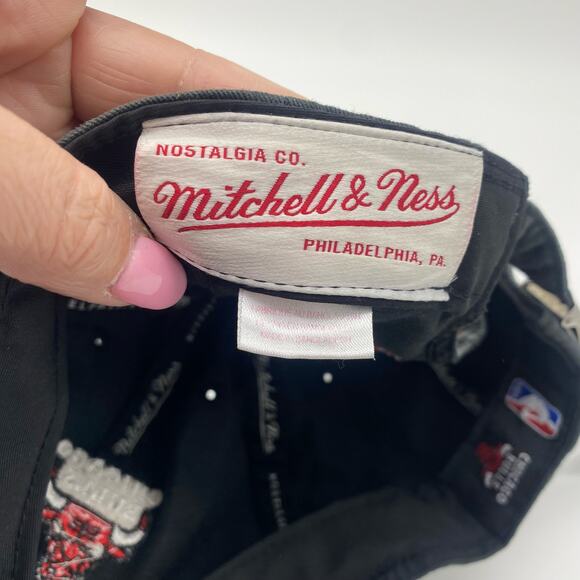Mitchell & Ness Men's Black Chicago Bulls Chicago NBA Adjustable Cap Hat - Picture 9 of 9